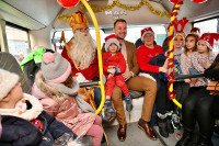 Свети Никола обрадовао малишане у аутобусима, дјечица добила слаткише