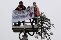 Aktivisti odsjekli vrh božićne jelke ispred Branderburške kapije