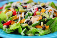 Preporučujemo vam salate koje će dodatno obogatiti vašu prazničnu trpezu ove godine