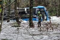 Šest ljudi poginulo prilikom sletanja autobusa sa mosta