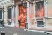 Еколошки активисти просули фарбу на зграду италијанског Сената