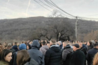 Срби у Готовуши блокирали пут, траже хитно хапшење нападача на српске дјечаке