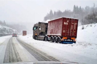 Snijeg u Sloveniji i Hrvatskoj izazvao probleme u saobraćaju, pojedini putevi privremeno zatvoreni