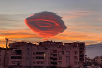 Фасцинантни наранџасти лентикуларни облак у Бурси
