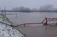 Drina premašila kotu vanredne odbrane, djelimično se razlila u vikend naselju u Janji