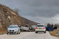 Мостар: Аутомобил завршио на крову, ватрогасци извлачили pовријеђене