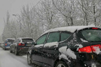 Саобраћај успорен због снијега