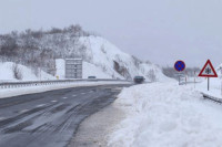 Hrvatska: Auto-put ka moru pod snijegom, zabrana kretanja za kamione