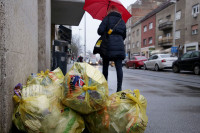 Radnici zagrebačke Čistoće nastavljaju štrajk, na ulicama se gomila smeće