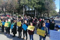 Црна Гора: Протест испред РТЦГ, траже да се изражавају на свом језику