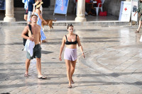 Kazna od 150 evra za hodanje u kupaćem po Splitu