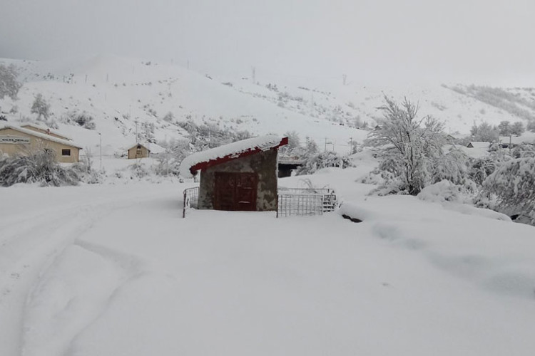 Sela odsječena, visina snijega 70 centimetara