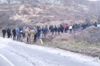 Срби из села Дрен на протесту и током ноћи, траже обуставу радова