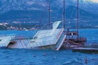Орканска бура преврнула туристички брод код Тивта