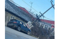 Automobil udario u banderu, cijelo selo ostalo bez struje
