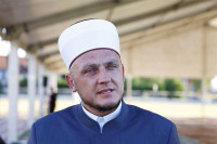 Imam Mahić saslušan u Kozarcu, vjernici ispred džamije davali podršku