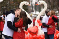 Најдужи пољубац трајао 35 минута: Такмичио се и пар у десетој деценији