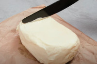 Jednostavni trikovi uz pomoć kojih maslac neće potamniti dok ga topite