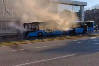 Изгорио градски аутобус, ватра захватила и трафику  VIDEO
