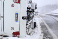 Problemi oko uklanjanja prevrnutog autobusa: Žena u kritičnom stanju, otežan saobraćaj