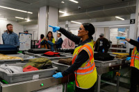 Авио индустрија нове раднике привлачи „ајфонима“, јефтинијим превозом и вртићима