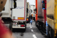 Камиони на граници с Хрватском и даље чекају сатима: Превозницима преостаје само стрпљење