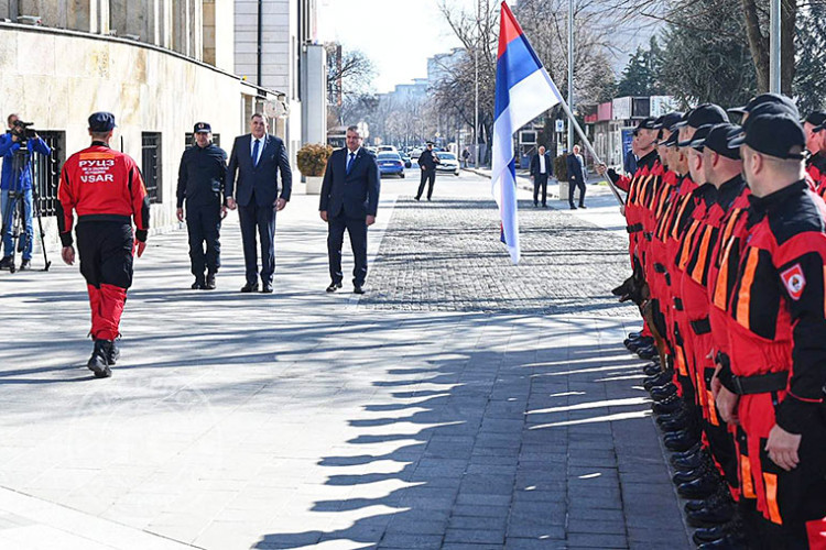 Spasioci iz Turske svečano postrojeni ispred palate Republike