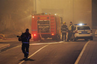 Пожар у кампу за мигранте у Београду, повријеђен ватрогасац