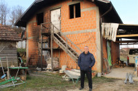 Пејићи из Српца обнављају кућу: Борци помогли куповину бијеле технике