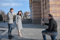 Београђанин запросио Бањалучанку испред Храма, градоначелник обећао да ће доћи на свадбу VIDEO
