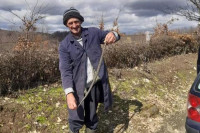 Boro Lajšić iz Svodne kod Novog Grada uhvatio poskoka, znak da je proljeće "na pragu"