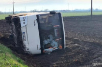 Prevrnuo se autobus kod Kikinde, šestoro lakše povrijeđeno