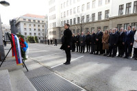 Brnabić i ministri položili vijenac na mjestu ubistva Đinđića