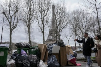 Pariz zatrpan smećem zbog štrajka sakupljača otpada