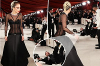 Лејди Гага помогла фотографу који се саплео о њену хаљину
