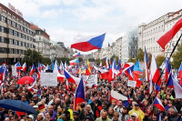 Na protestima u Pragu protiv rata, demonstranti nosili i ruske ratne simbole