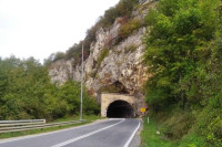 Na putu Donji Vakuf-Jajce otežan saobraćaj zbog slijetanja teretnog vozila