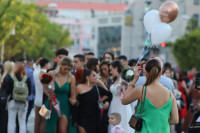 Хуманитарна акција у Бањалуци: Прикупљају свечане хаљине и одијела за социјално угрожене ђаке