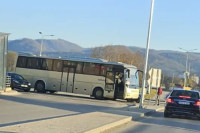 Судар аута и аутобуса у кружном току код “Делте” у Бањалуци