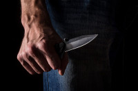 У породичној свађи користили ножеве и сјекиру, младић тешко повријеђен