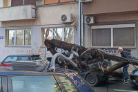 Ogromna bandera pala i smrskala automobile u centru Beograda: Za dlaku izbjegnuta velika tragedija