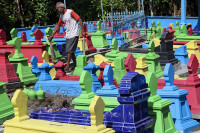 Шарени надгробни споменици на гробљу у Индонезији