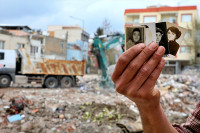 Komšije čuvaju fotografije i lične stvari poginulih u zemljotresu