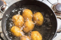 Trik za još ukusniji kuhani krompir sa sastojkom koji mnogi bacaju u smeće
