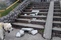 Kome su krive betonske kante? Vandalizam na šetalištu pored mosta Venecija u Banjaluci