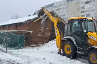 Присталице шизматске цркве руше православну богомољу у Лавову