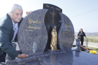 Nevjerovatna priča iz Hrvatske: Marijan prije smrti u grob stavio šank, a na spomeniku mu je striptizeta
