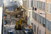 Desetoro ljudi i dalje pod ruševinama zgrada