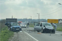 Poginuo tinejdžer, udario u automobil u kom su bili otac i sin