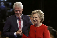 Бил и Хилари Клинтон провели Ускрс у реду за шведски сто у хотелу у Њујорку